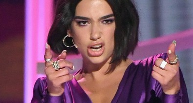Dua Lipa a legmenőbb csaj! Bikinifelsőben táncol és lazulgat nyilvánosan egy parkban