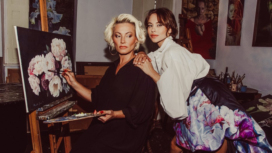 Horváth Gazsó Adrienn festőművész alkotásai ihlették a Sugarbird legújabb Le Vie an Rose névre keresztelt kollekcióját. A képen a festőművész és Gelencsér Tímea látható