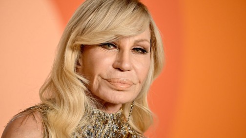 Brutális összegért vásárolta fel a Prada a Versace divatházat, Trump vámháborúja sem állította meg az üzletet
