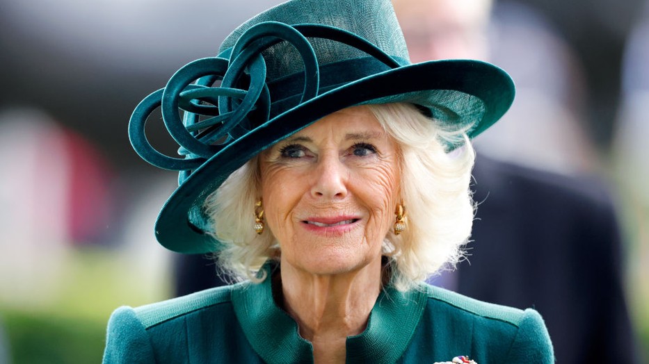 Kamilla királyné ruhája és tiarája is káprázatos volt