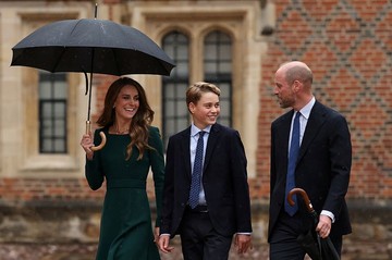 Több mint 30 évvel azután, hogy Diana hercegné először vitte el Vilmos herceget az Eton College-ba, Katalin hercegné egy nagyon megható tisztelgéssel készült. 2026. szeptember 8-án Katalin és Vilmos fia, a 13 éves György herceg apja nyomdokaiba lépett, és megkezdte tanulmányait ugyanabban a rangos iskolában. Hogy megmutassa a pillanat különleges jelentőségét, Katalin egy pár Cartier Trinity karika-fülbevalót viselt, mivel Diana a Cartier Trinity kollekció egyik leghíresebb rajongója volt.