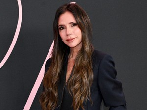 Az 50 éves Victoria Beckham új szintre emelte a pucérruha fogalmát: áttetsző csipkében mutatta meg a testét