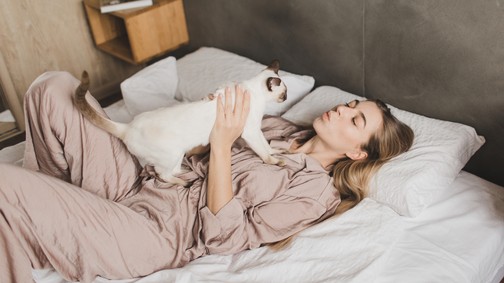 Egyszerű alvási trükk, amivel megelőzhető a reggeli hátfájás: csak néhány párna kell hozzá