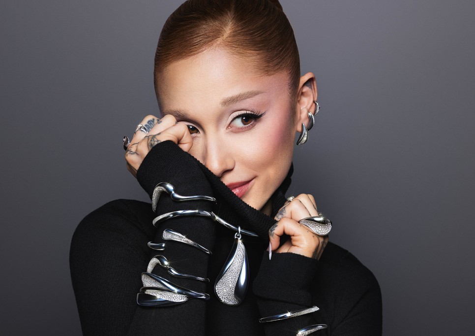 A Swarovski Classica kollekció sokoldalúságát Ariana Grande popikon kelti életre a kampányban