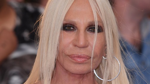 Donatella Versace 63 éves és olyan az alakja, hogy az már emberfeletti