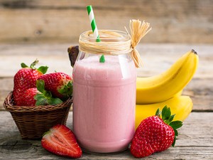 Roppant egyszerű epres-banános smoothie a tökéletes reggelekhez
