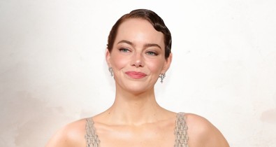 Emma Stone melltartó nélkül, káprázatos meztelenruhában tarolt a párizsi divathéten