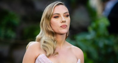 Scarlett Johansson királynőként tündökölt a vörös szőnyegen, Vivienne Westwood meztelenruhája egyszerűen káprázatos
