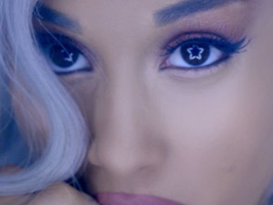 Ariana Grande hupilila hajjal vadonat új videoklipjében