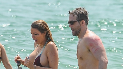 Blake Lively nagy pocakját bikiniben mutogatta Taylor Swift bulijában