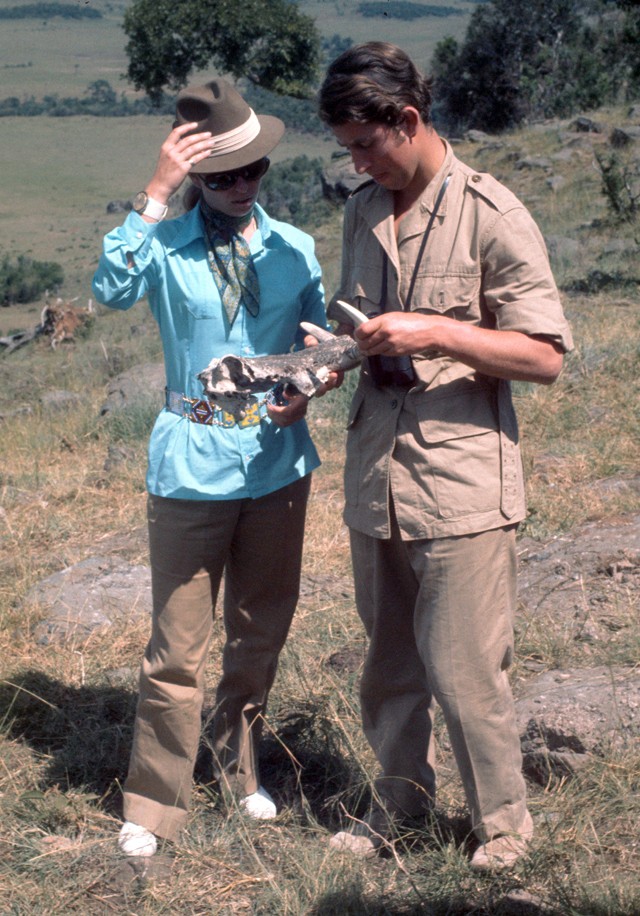 1971-ben Kenyában, szafari szerelésben, Károly herceg társaságában. 