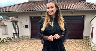 Dombai Laura egy nagyon csinos szettben indul a karácsonyi misére