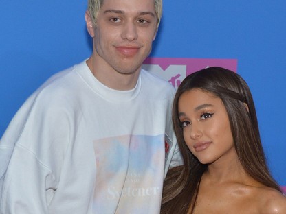 Ariana Grande okos megoldást talált Pete Davidsonos tetoválásának az elfedésére
