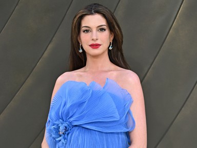Anne Hathaway rövid hajjal pózol a címlapon, első látásra fel sem ismertük a színésznőt