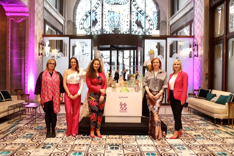 A barbie baba 65. születésnapjára Joó Beatrix tervezte barbie ruhakollekcióját