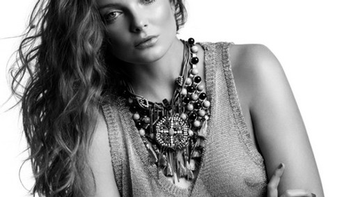 Mihalik Enikő újabb kampányában is nagyon szexi