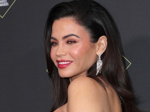 Jenna Dewan nem csak gyönyörű kismama, de szexi végzet asszonya is ebben a vörös szettben