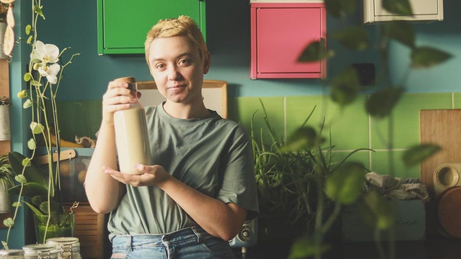 „Nem lelkiismeret-furdalást szeretnék ébreszteni, hanem inspirálni szeretném az embereket” – interjú Antal Évával, a Vászonzsákoslánnyal