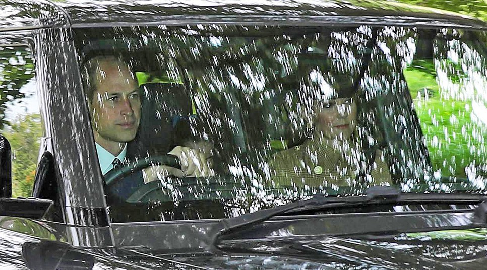 A szakállmentes Vilmos herceg vezeti a Land Rovert