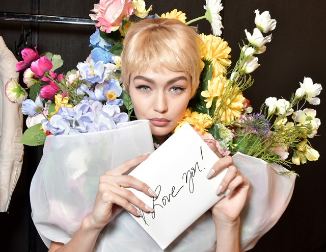 Gigi Hadid platinaszőke pixie frizurája a legmenőbb dolog, amit ma látni fogsz!