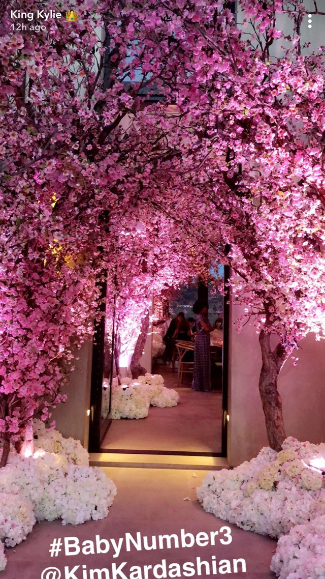 Eszméletlenül puccos babazsúrt rendezett Kim Kardashian!