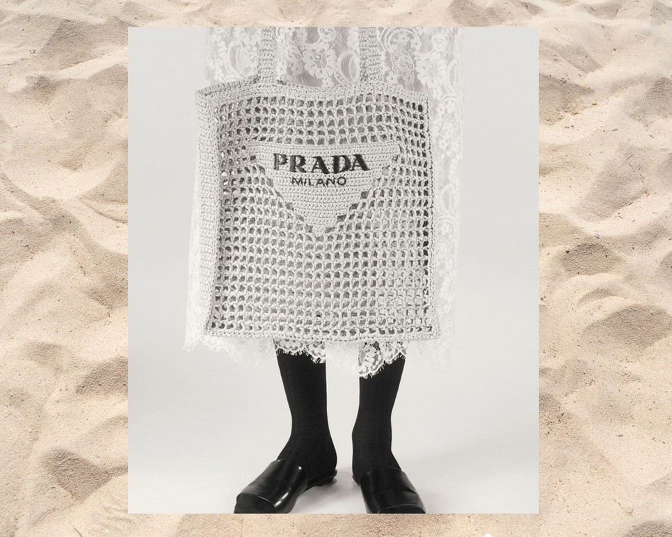 A rafia a kiegészítők ura 2023 nyarának divat trendjeiben.