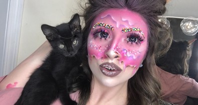 A nyár legőrültebb trendje: kend össze az arcod fagyival, és nevezd művészetnek