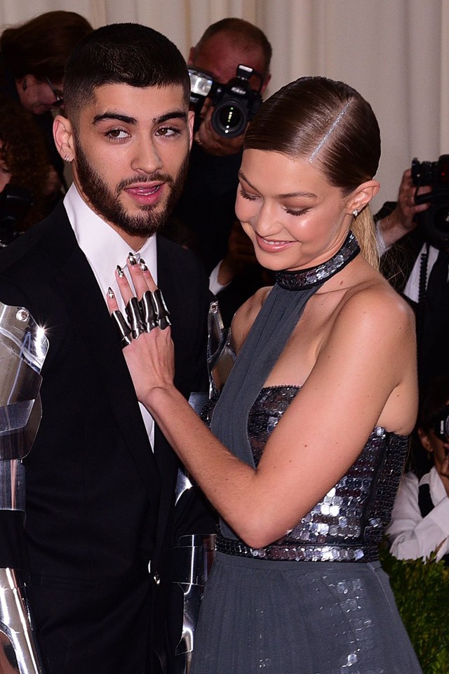 gigi hadid, műköröm, köröm, manikűr, met gála, tommy hilfiger, kiss köröm