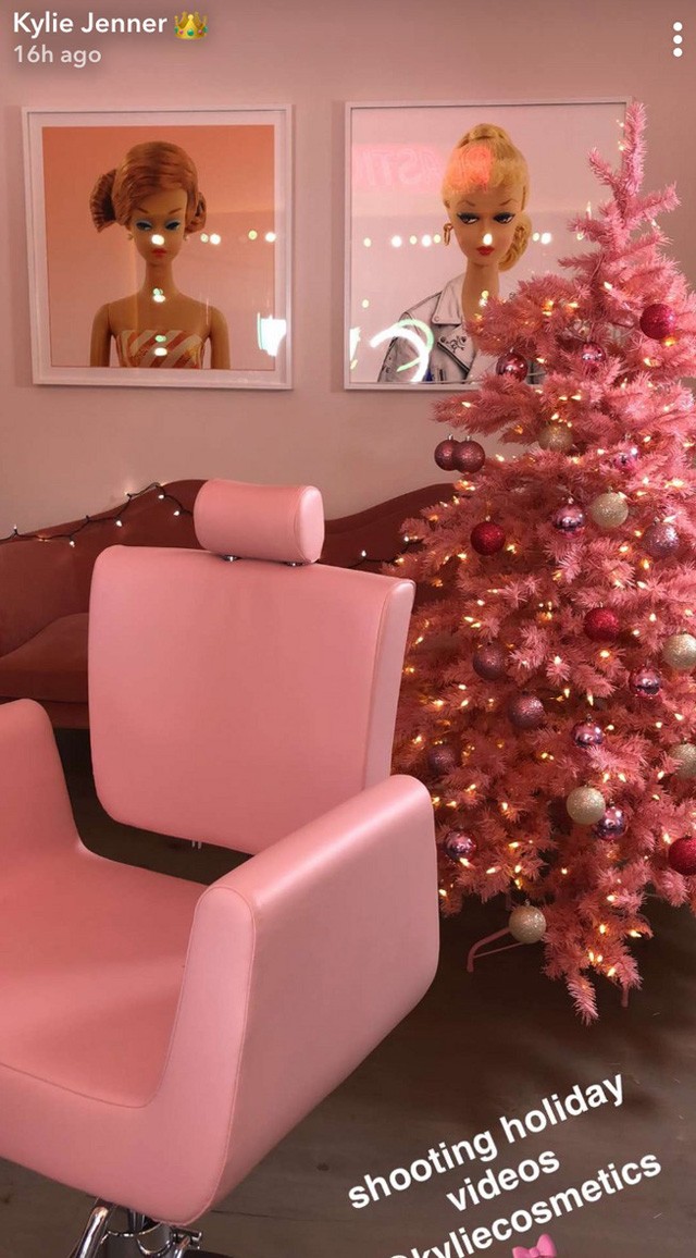 Kylie Jenner pink karácsonyra készül