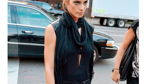 Vadítóan dögös szerelésben, kiszőkített hajjal a vámpírlány