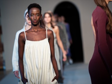 Egyedülálló szabásvonalaktól és anyagkombinációktól különleges az AERON 2022-es tavaszi-nyári kollekciója