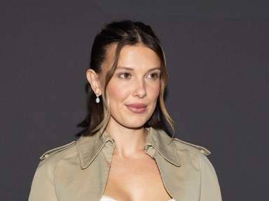 Millie Bobby Brown Barbie babának öltözött, álomszép szettben romantikázott a férjével