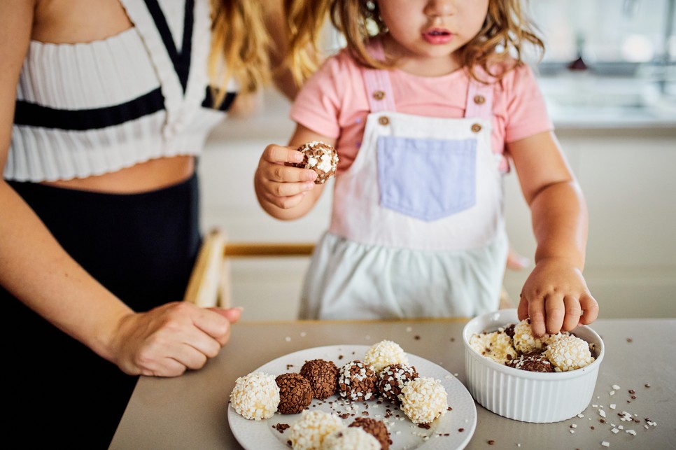A közös sütés és kóstolás a legédesebb pillanatok egyike – Dóra számára a főzés ma már elsősorban szeretetnyelv az anyaságban