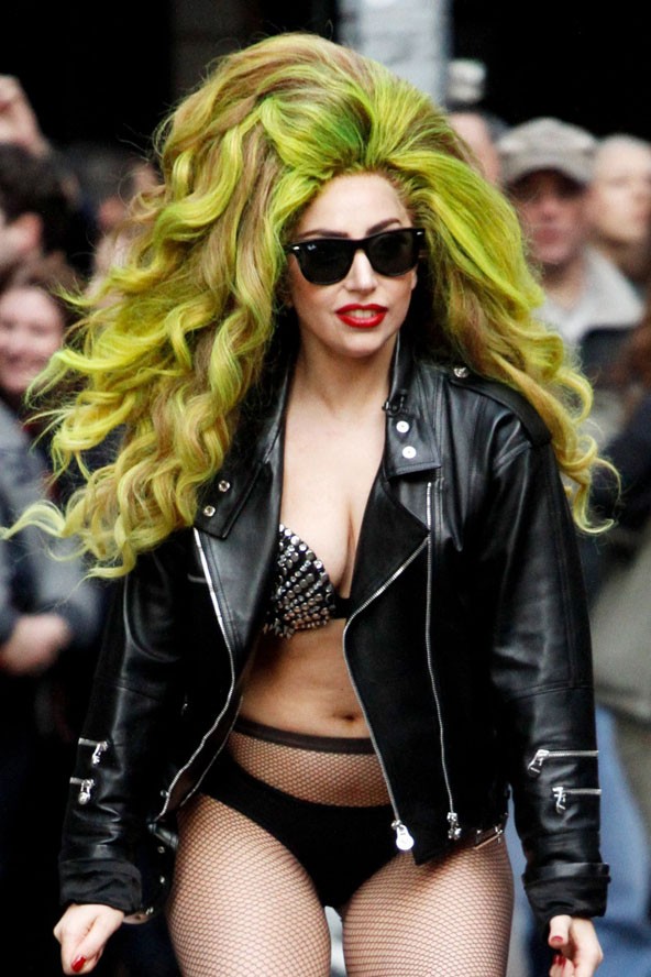 Most pedig így ijesztegeti az utca emberét.