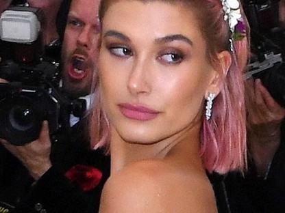 Rózsaszín hajjal és új pasival a karján érkezett Hailey Baldwin a Met gálára