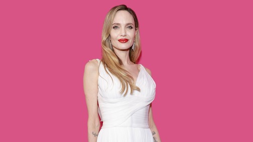 Angelina Jolie forró videójától azonnal zavarba jössz, egy szál fehérneműben állt kamerák elé