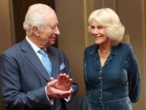 Még sosem láttuk ennyire gyönyörűnek Kamilla királynét: szokatlanul harsány színben tündökölt Olaszországban