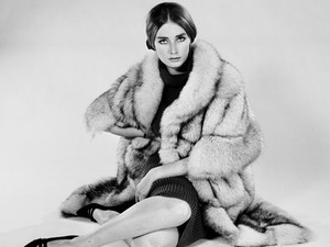 Elhunyt a gyönyörű Bond lány, Tania Mallet