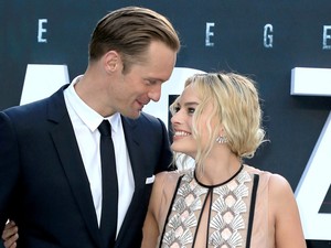 Margot Robbie balesete a vörös szőnyegen: Tarzan megoldja!