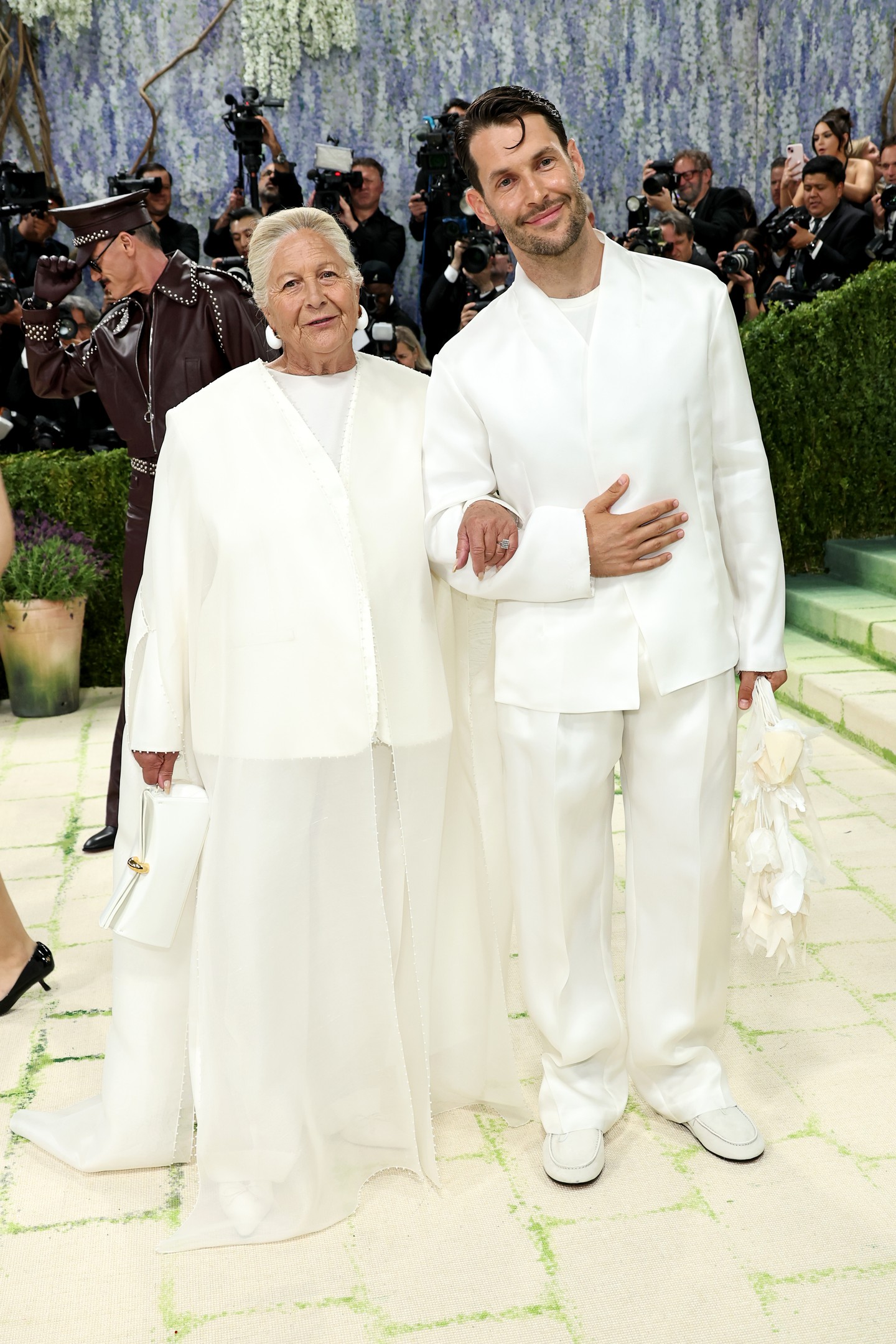 Liline Jacquemus és Simon Porte Jacquemus párosa olyan inspiráló leckét adott könnyedségből, letisztultságból és kortalanságból, hogy abban öröm elmerülni. Igen, még egy Met-gála vörös szőnyeg-szemlén is, ami általában nem az egyszerűségről szól.