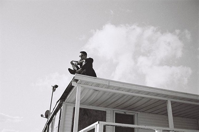 Robert Pattinson kiült a tetőre