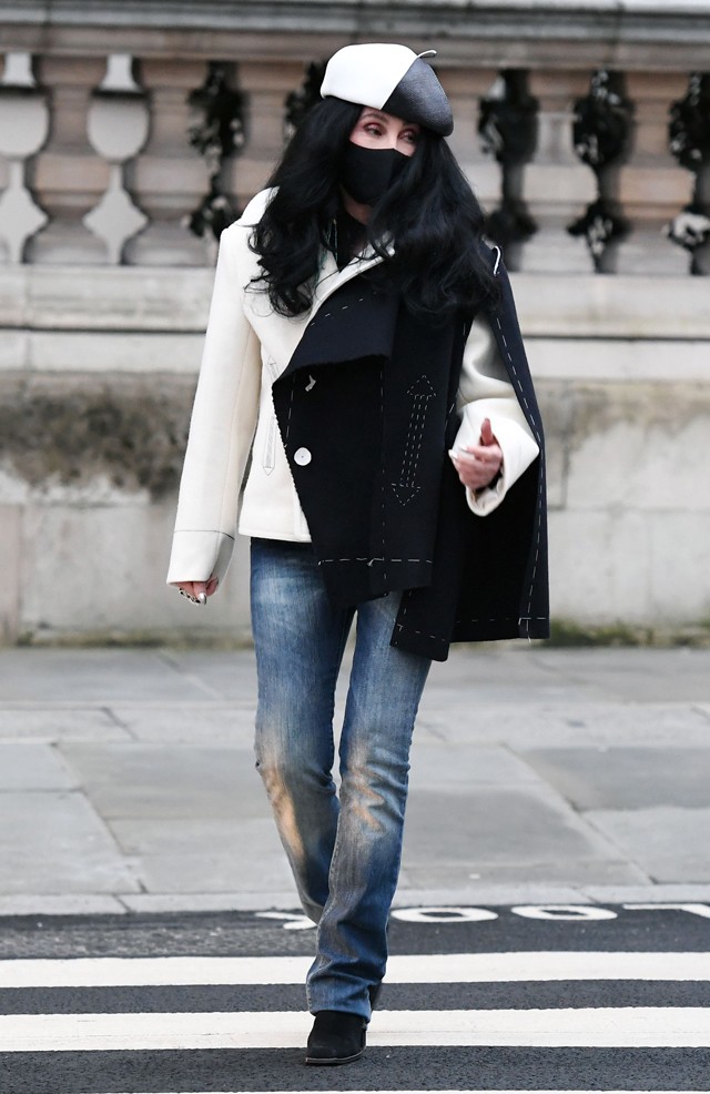 Cher modern Szörnyella de Frász szettjére nincs magyarázat, de mi imádjuk