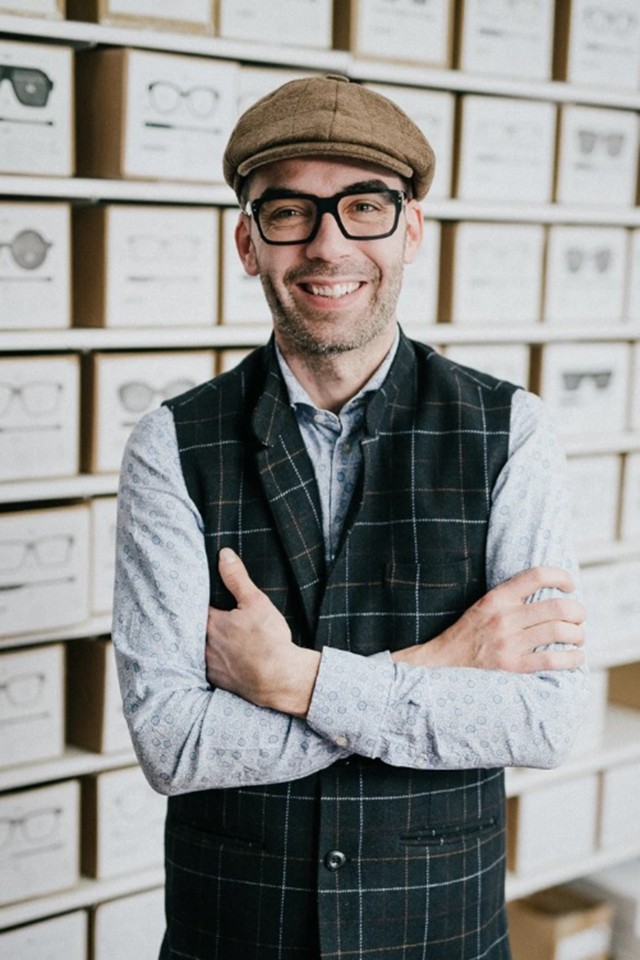 Egészségügyi dolgozóknak ajánlja fel eddigi teljes idei szemüvegkeret termelését a Tipton