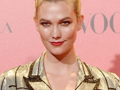 Karlie Kloss megtalálta az átmenetet a köntös és a blézer között és ruhaként viselte