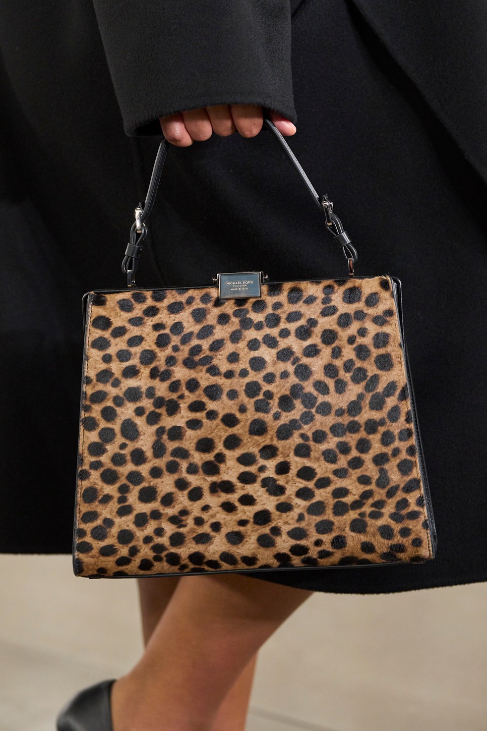 Michael Kors leopárd mintás táskája a hatvanas évek stílusát idézi