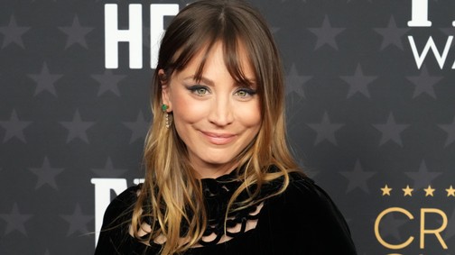 Kaley Cuoco visszatért a vörös szőnyegre, de nem feledkezett meg a kislányáról