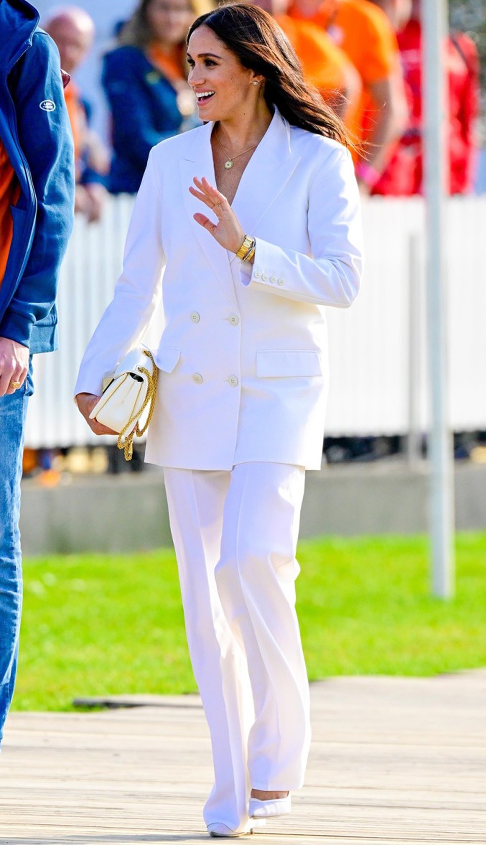  Meghan Markle hófehér szettjét feltehetősen az esküvőjén is viselt magas sarkúval egészítette ki
