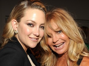 Kate Hudson és Goldie Hawn szinte ikrek ebben a cipőreklámban