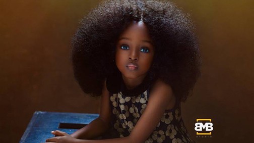 Annyira gyönyörű ez az ötéves kislány, hogy sokak szerint nem is lehet élő ember