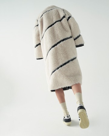 Mackó kabát - Az irhahatású plüss kabátok idén sportosabb fazonokban hódítanak. Egy biztos: nagyon melegek.Műszőrme kabát STAND STUDIO – Spark le Monde 179 990 Ft Zokni COS 4500 Ft/2 pár Tornacipő ADIDAS – Footshop 37 990 Ft 